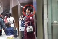周星驰79岁老母亲独自现身购物 平民店买丝袜十分节俭