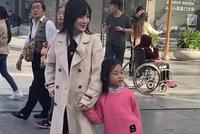 李小璐带甜馨外出游玩 母女穿搭差异大不像一家人