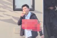 李晨新戏路透片场开工啃玉米 与绯闻女友合作心情好