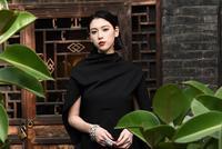 J女郎三吉彩花平遥拍写真 黑色长袍冷艳红唇摩登十足