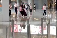陶虹罕见带女儿现身 发现被拍立马推开孩子十分保护