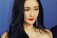 芳心纵火犯!杨幂出席代言活动抹胸皮裙配红唇撩skr人
