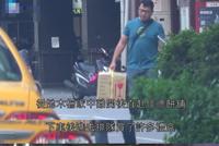 林志玲筹备婚礼工作人员外出购买伴手礼 用纸箱包装开车运送