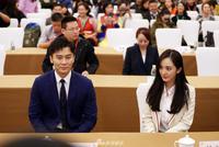 杨幂李晨出席会议同框热聊关系好 两人曾在新人时期饰演情侣