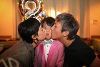 邓超孙俪为儿子庆祝八岁生日 等等又被亲到脸变形