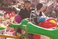 大衣哥朱之文赶集玩套圈坐玩具车 买东西老板坚决不要钱
