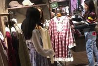勤俭持家?陶虹带女儿买打折衣服 徐小宝高鼻梁大眼睛
