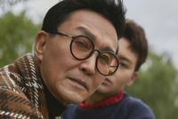 “达康书记”吴刚与儿子拍写真 儿子帅气父子亲情温暖秋冬