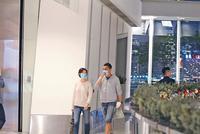刘青云郭蔼明逛街享受二人世界 恩爱同吃一份西餐