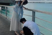窦骁罕见晒与赌王女儿何超莲海岛度假照 蹲下为女友系鞋带
