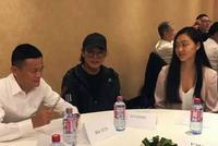 李连杰带大女儿亮相公益活动 与马云等同场热聊