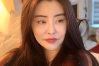 52岁王祖贤晒美国旅游近照 穿毛衣化淡妆歪头自拍超冻龄