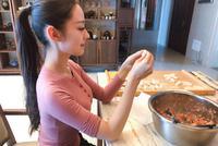 吉娜晒老公视角罕见下厨 嫂子包饺子馋死网友