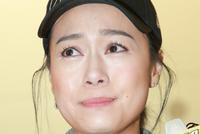 劈腿许志安避走国外8个月后黄心颖返港 见记者落泪