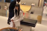 网友偶遇郑爽逛街买鞋 坐沙发上试穿生图脸好小