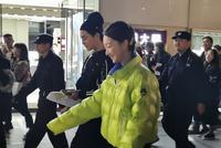 周冬雨昆明录节目被网友围观 与尹正同行两人傻笑元气满满