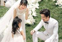 影后级演员发文宣布离婚 去年才带着女儿补办完婚礼