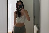 李咏女儿晒自拍纤腰迷人 长发披肩又美又飒被赞身材好