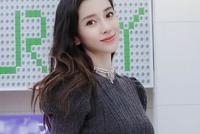 baby黑色高叉裙秀性感 美腿细长上围傲人身材有料