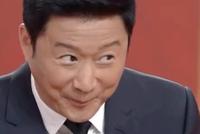 吴京晚会上吃道具蛋糕 听到不能吃后秒变表情包