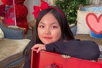 李湘女儿晒照意外曝光豪华客厅 身后一个小熊装饰就近9万