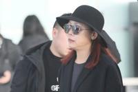 54岁田震复出后低调现身 穿黑风衣戴圆礼帽红发抢眼