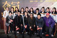 众星出席《夺冠》首映礼 巩俐黑色运动装扎马尾现身状态佳