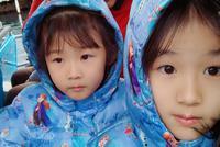 陆毅鲍蕾带俩女儿游游乐园 贝儿小叶子穿同款像双胞胎