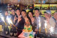 胡杏儿夫妇庆祝酒吧开业3周年 李乘德不惧老婆吃醋紧搂美女
