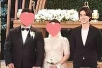 来抢新郎新娘风头?李栋旭任好友婚礼司仪与嘉宾合影人气高