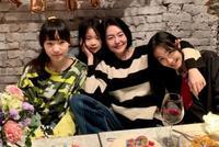 小S甜搂大女儿为其庆生 母女四人扮鬼脸合影超温馨
