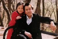 潘阳分享与父亲旧时合照 潘长江眉清目秀颜值在线