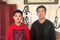 65岁“陆振华”寇振海与12岁儿子同框 娃娃脸年龄差距大