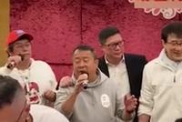 成龙曾志伟谭咏麟等明星聚会 饭后齐唱《朋友》氛围融洽