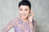春晚常客闫学晶直播为网友献歌 素颜出镜额头有明显伤疤