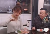 潘长江欧式风格豪宅内景曝光 与女儿互动一整墙红酒柜抢镜