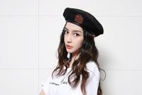 Angelababy戴贝雷帽修身裙秀好身材 泪眼朦胧惹人疼