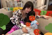 王力宏娇妻李靓蕾晒三个儿女近照 长发飘飘气质佳