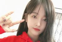 吴宣仪分享美照感概直播不易 手捧水果凹造型甜美可人