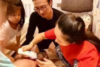 章子怡产后出镜给儿子剃头 粉丝的重点却是她的发际线