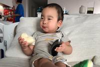 像极了在家放假的我!吴京小儿子躺沙发上边吃边看电视