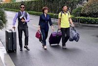 蔡明吕良伟韩乔生同框当"实习生"?三人拉行李箱玩投篮机