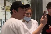 网友偶遇王思聪带新女友逛街约会 玩射箭密室还亲密自拍