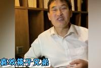 大衣哥即兴发挥演绎流行曲 自创手势舞唱《小苹果》