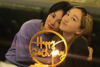 王菲为小女儿庆祝14岁生日 李嫣手机壳被发现是妈妈表情包