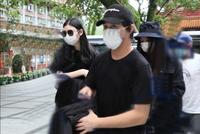 何猷君奚梦瑶现身赌王头七法事 神情肃穆全程无交流