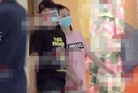 郑恺苗苗牵手逛街恩爱甜蜜 苗苗腹部隆起孕相明显