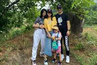 汪峰一家四口上山摘桃 章子怡小腹平坦破三胎传闻