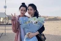 赵樱子晒与迪丽热巴合照 不受隐婚传闻影响皮肤白皙气色好