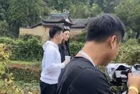 奚梦瑶何猷君被偶遇买菜接地气 两人十指相扣超甜蜜